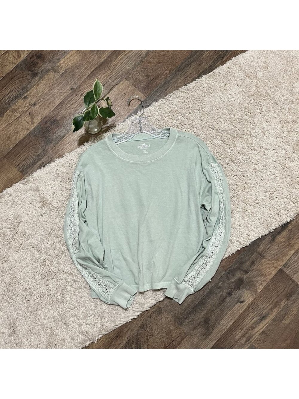 Hollister Size XS Green Distressed Wash Crochet Crewneck Long Sleeve Tee